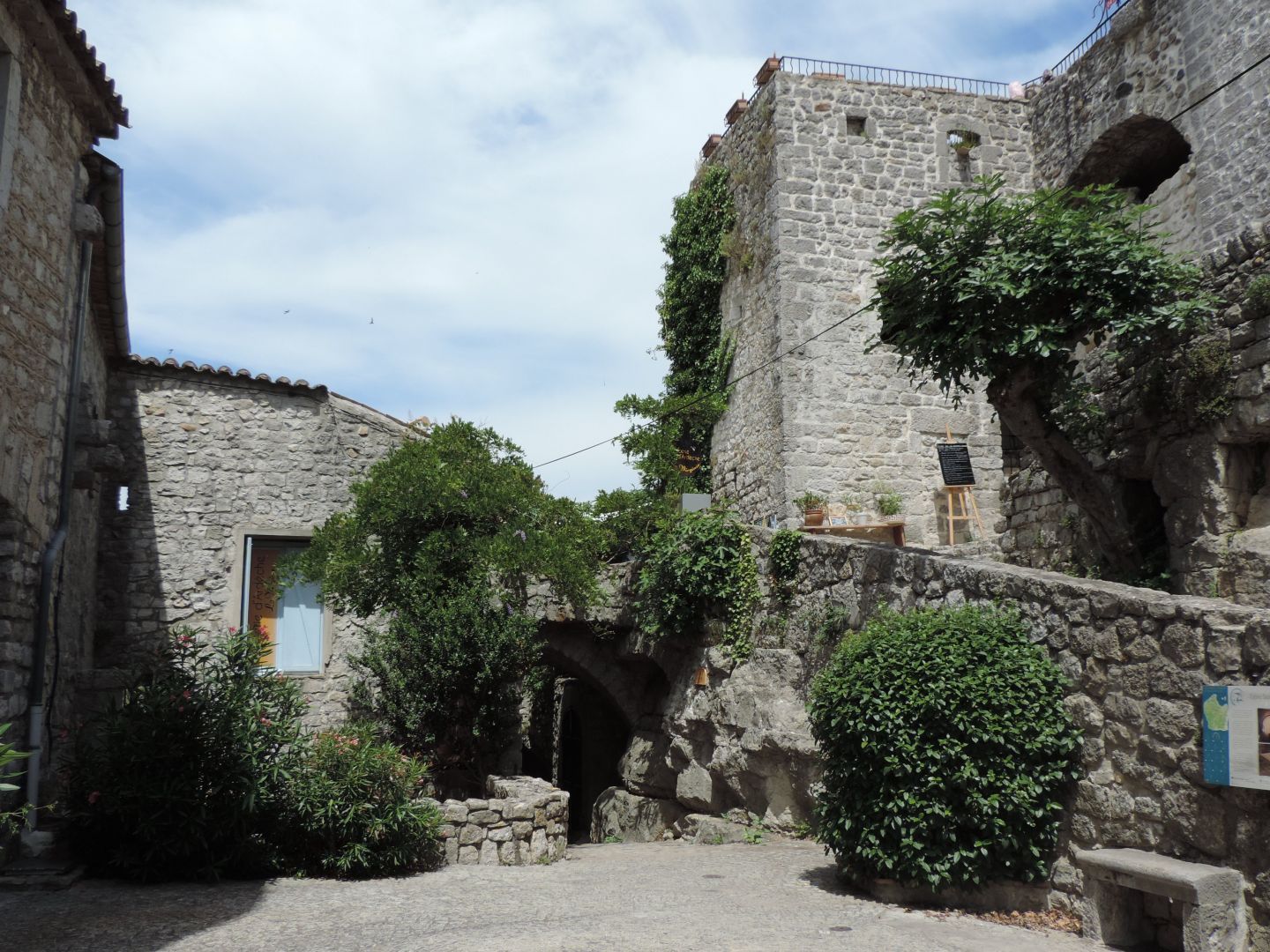 Place de l'Eglise romane